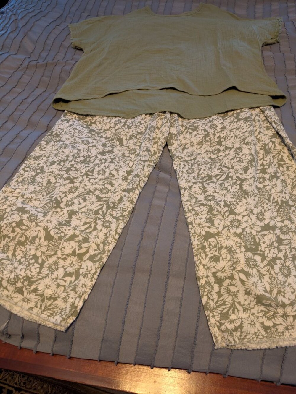 Coldwater Creek Botanical Breeze Gauze Crops and Summer Breeze Doman Top Thyme